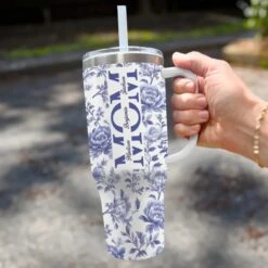 Mom, A Name Woven In Petals And Love - Family Personalized Custom 40 Oz Stainless Steel Tumbler With Handle - Mother's Day, Gift For Mom, Grandma -Pawfect House Store 67e12a473b8f9